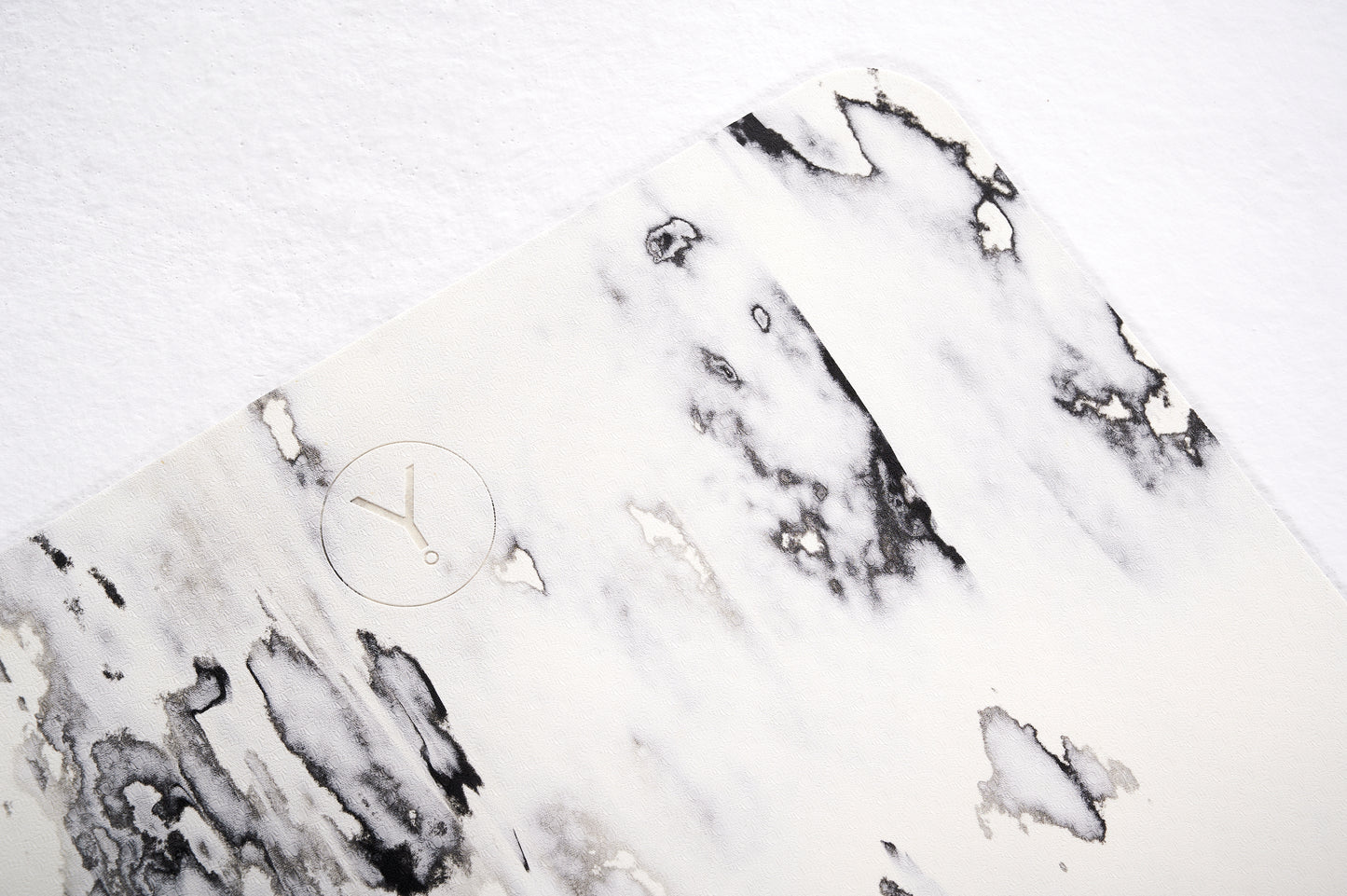 mata TPE, mata do jogi, białoczarna, wzór marmurowy, logo.