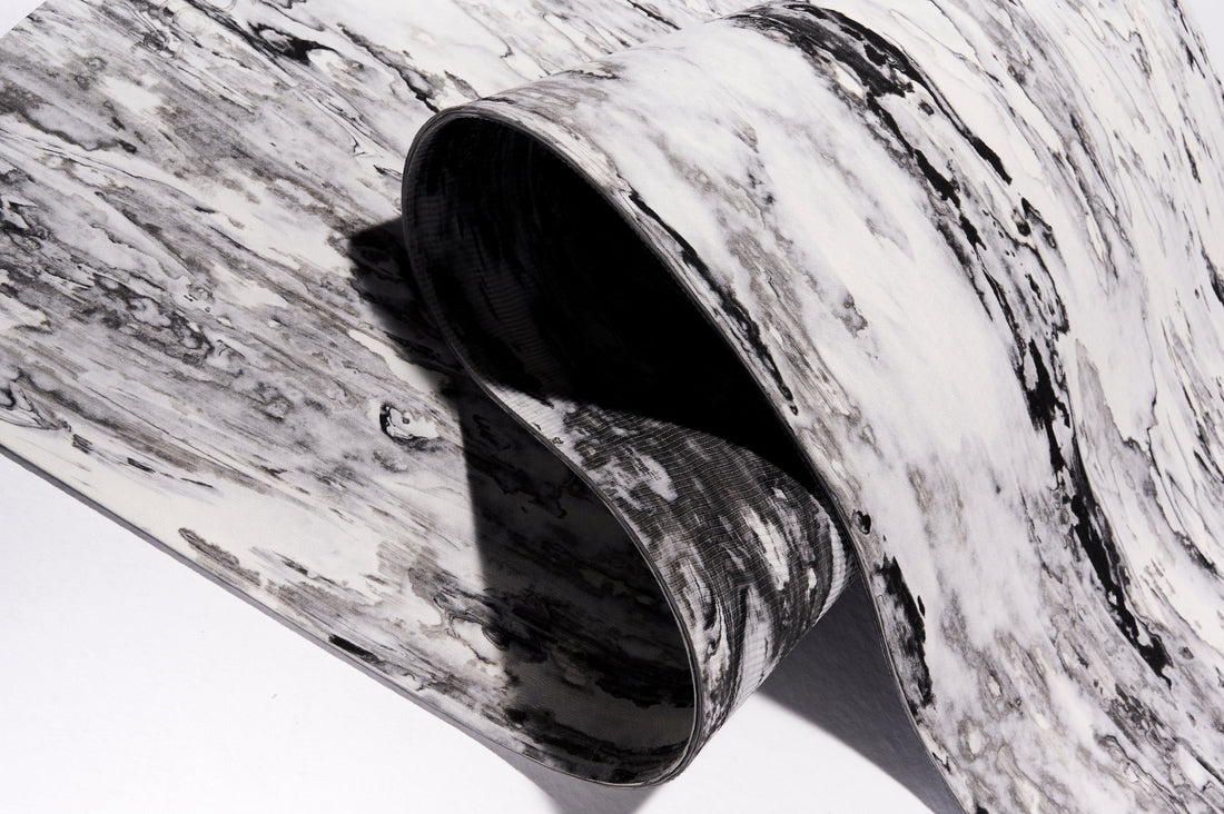 Mata do jogi ze wzorem imitującym marmur. Biało-czarna. 