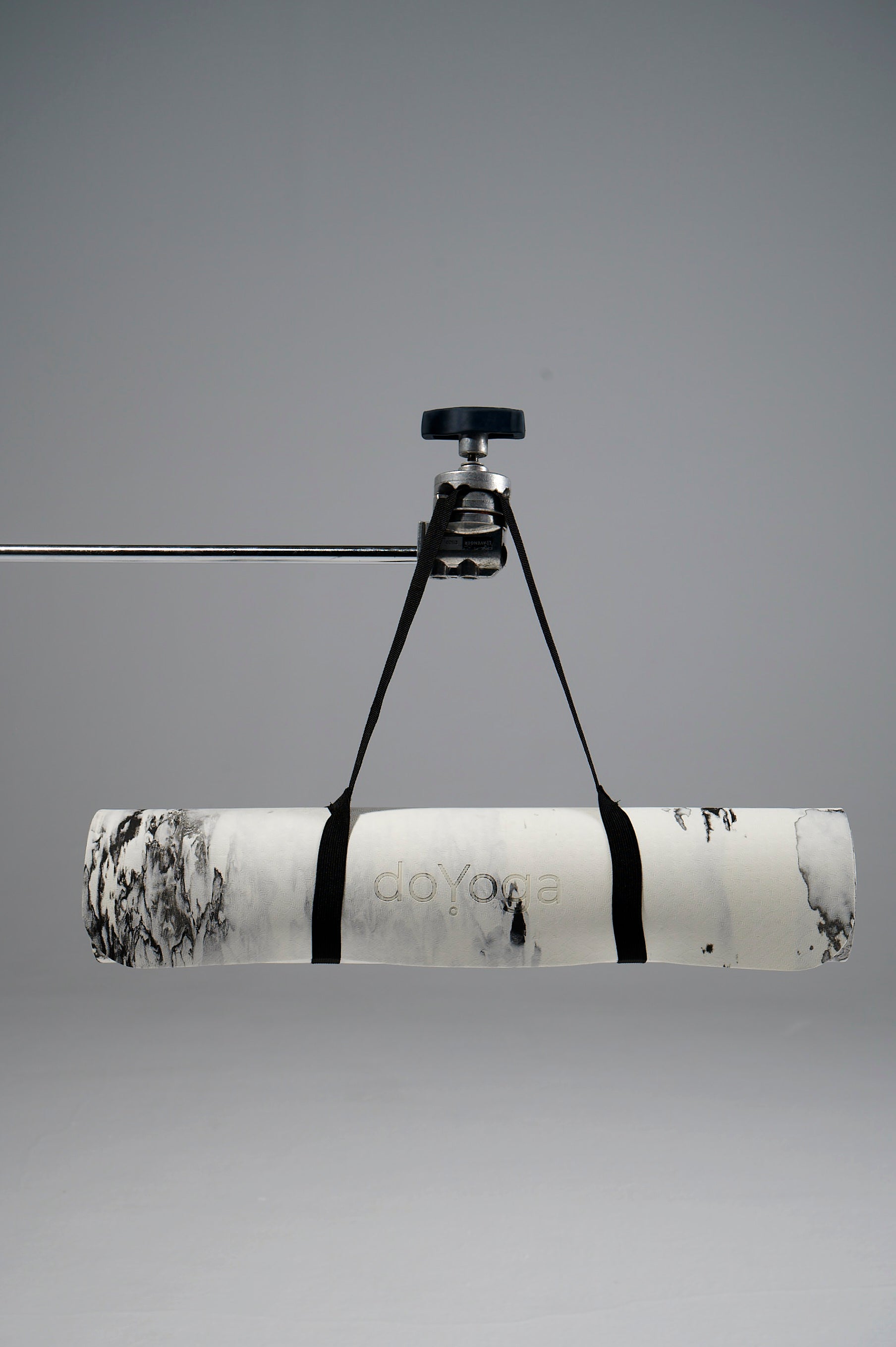 Biało-czarna mata TPE do jogi.