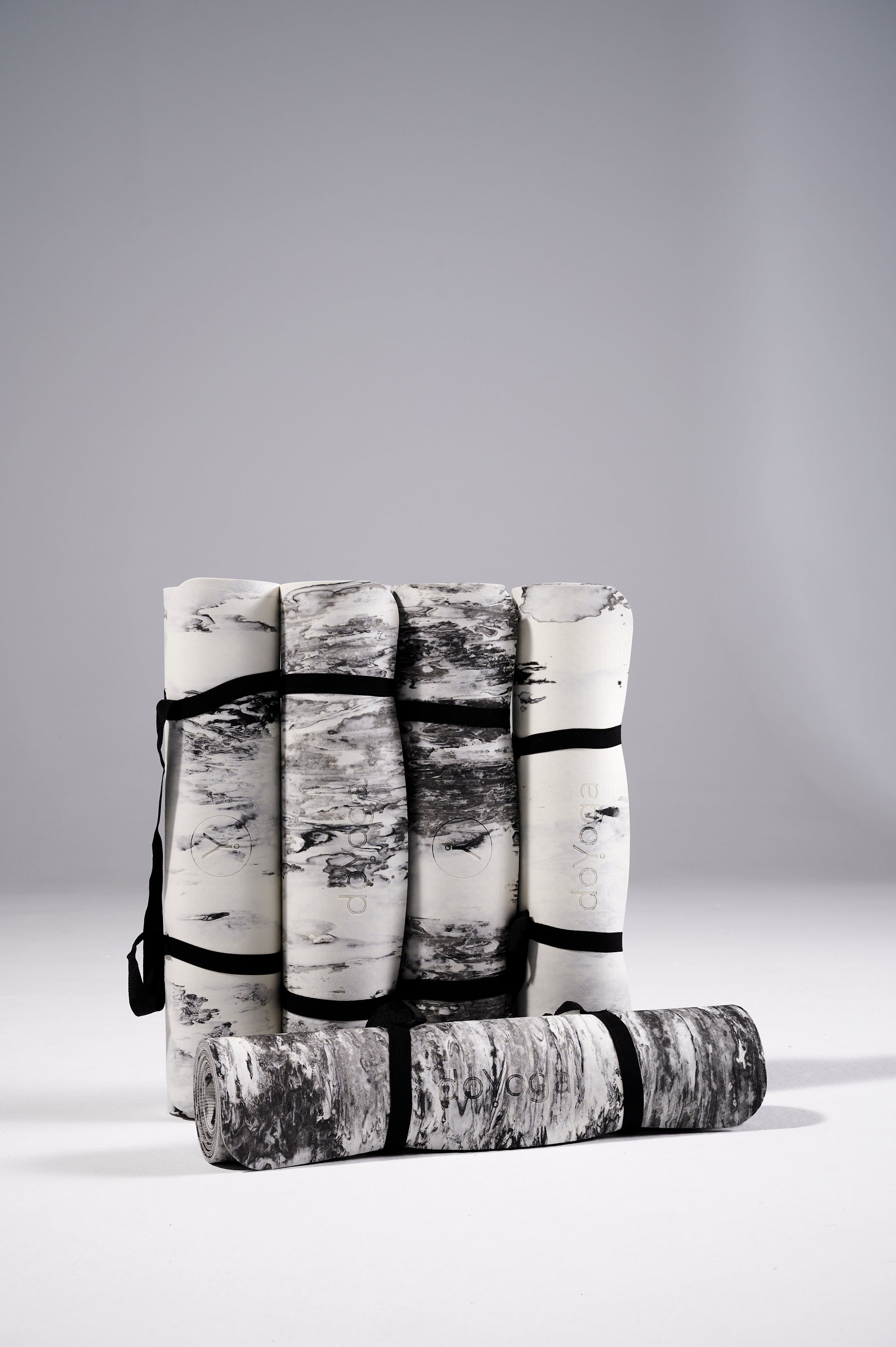 Zwinięte maty do jogi TPE doYoga. Zdjęcie zrobione od przodu. 