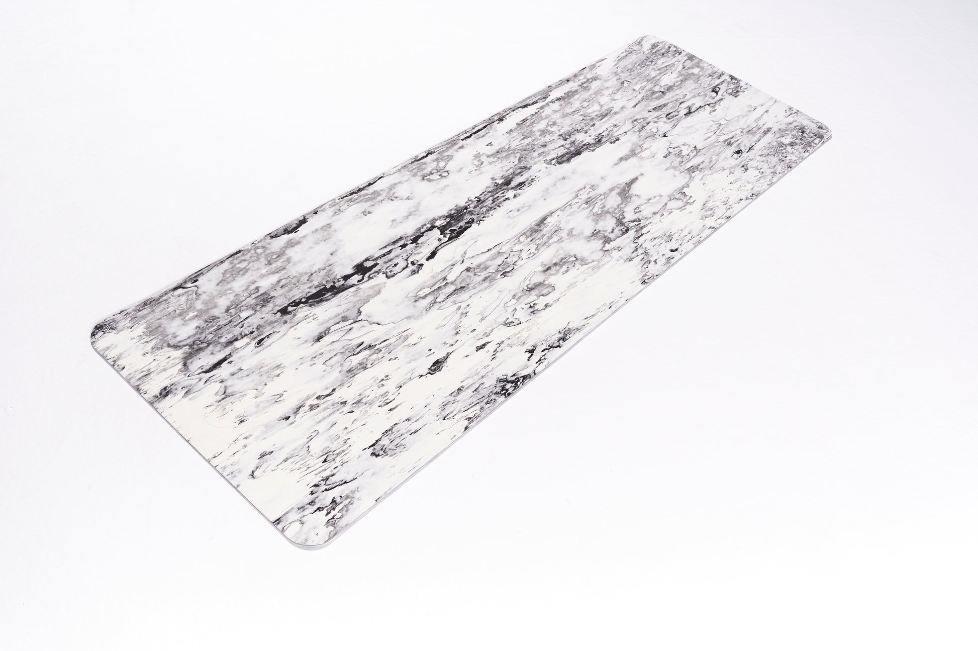 Całkowicie rozłożona szaro-biała mata TPE do jogi. Zdjęcie wykonane z góry pod lekkim kątem.